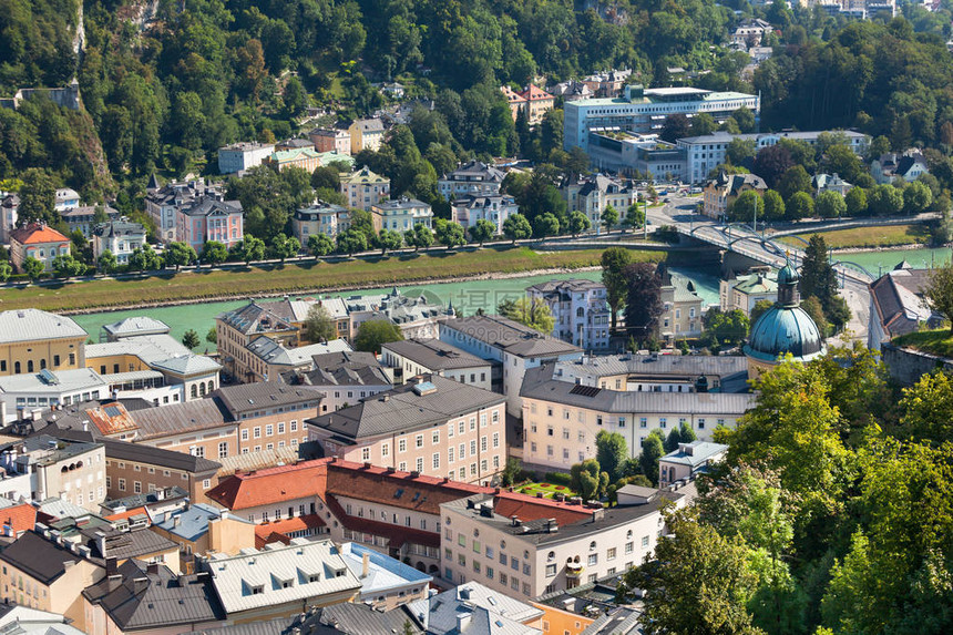 萨尔扎克河和奥地利萨尔茨堡市中心古城的顶端景色图片