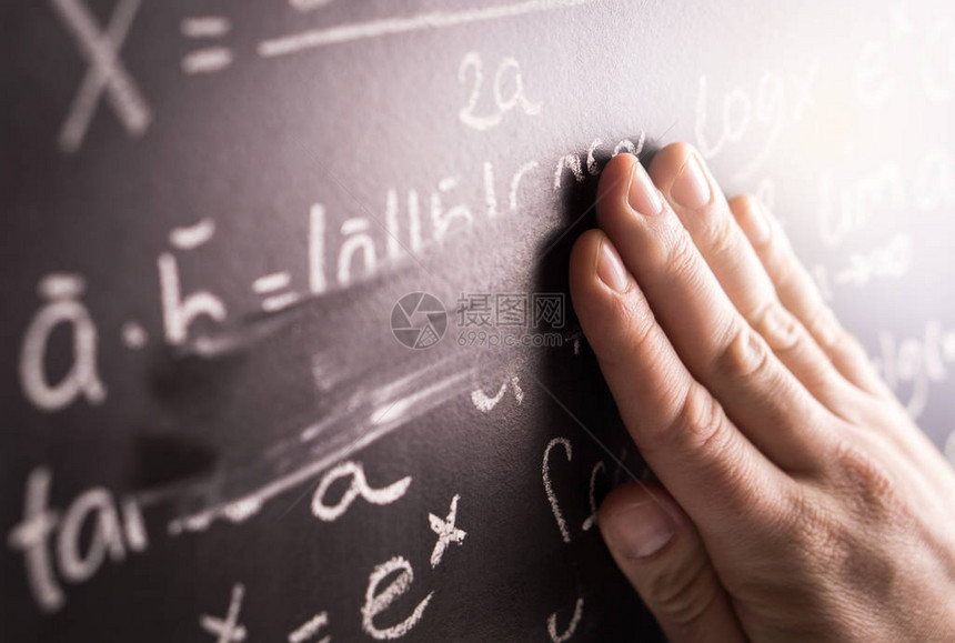 犯错误和错误的答案概念在学校教室里用手擦黑板上的数学公式学生或老师在黑板上纠正图片