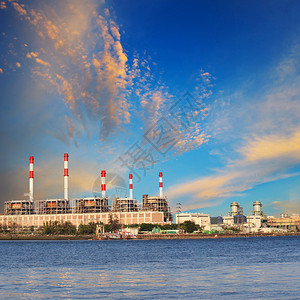 位于河边的热电厂用于工业和电力能源生产图片