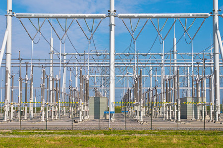 电力工业用多台变压器概述的超现代高压变电站图片