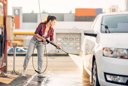 年轻女士用自助洗车夏日户外洗车等清洁车辆的清扫工作图片