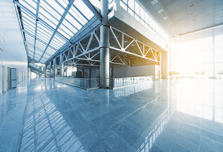 现代办公大楼或机场玻璃墙和反射地板自然光和照明弹的大厅图片