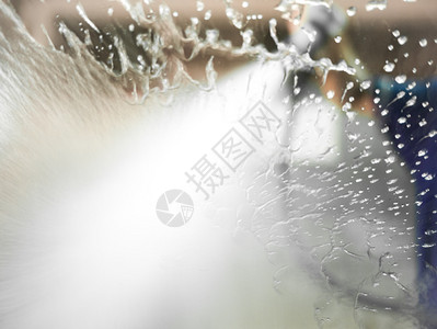 高压水喷口从窗户上喷洒水以使之清洁图片