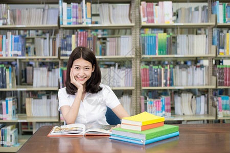 亚洲学生穿着制服阅读书图片