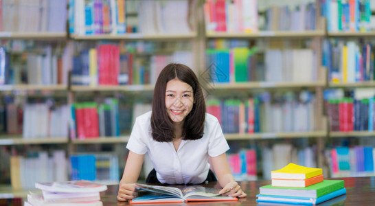 亚洲女学生在大学教育图书馆学校大学和习理念的校图片