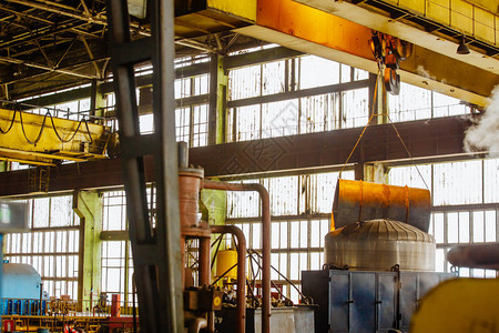 现代工厂在生产中工作发电厂的设备管道危图片