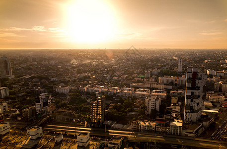 泰国曼谷城市上空的美丽日出图片