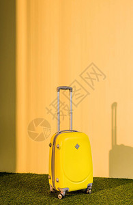 家里地板上的黄色旅行包背景图片