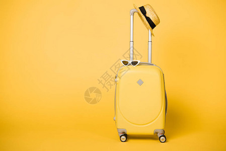 黄色背景的亮黄色手提箱太背景图片