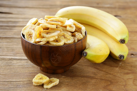 香蕉片木桌上的干果图片