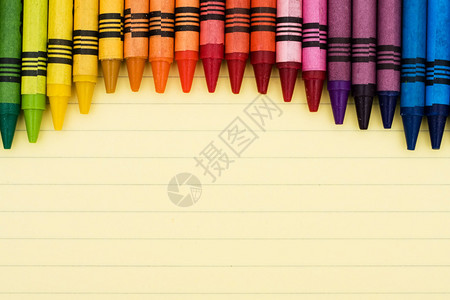 一张横格纸上的彩色蜡笔教育图片