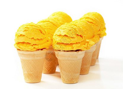 威化锥中的黄色冰淇淋勺图片