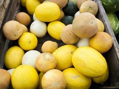 当地农贸市场的新鲜哈密瓜农贸市场是一种传统的农图片