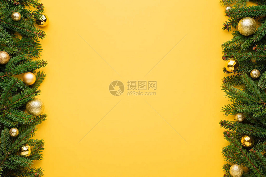 圣诞快乐黄色背景有fir树边框和图片
