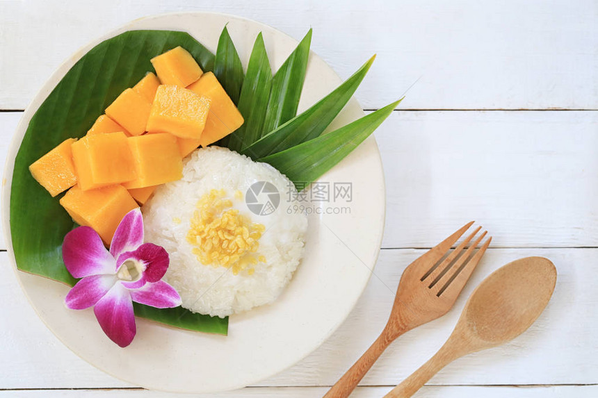 芒果和粘糊米是泰国流行的传统甜点图片