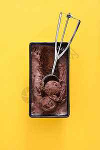 黄色背景中的巧克力冰淇淋图片