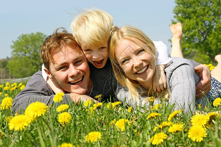 一个幸福的三人家庭图片