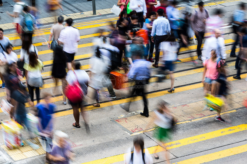 在香港市繁忙的街道上斑马上的人群图片