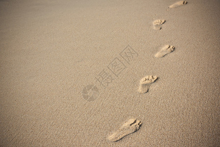 海滩沙上的人类足迹横向与背景图片
