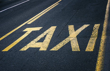 在沥青出租汽车标志的黄色路标选择聚焦图片