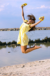 沙滩上嬉戏的女孩图片