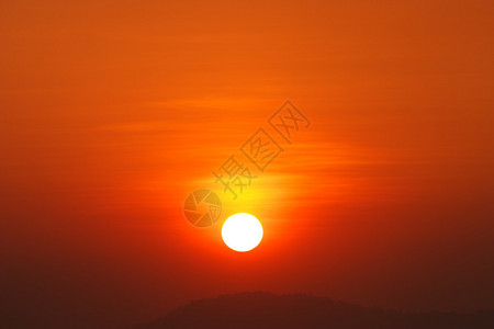 夕阳下色彩斑斓的天空图片