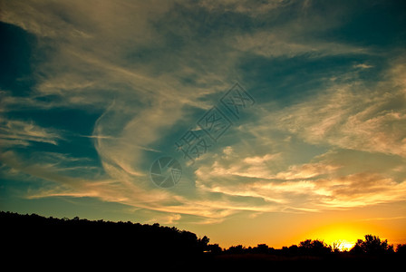 云后美丽的日落背景图片