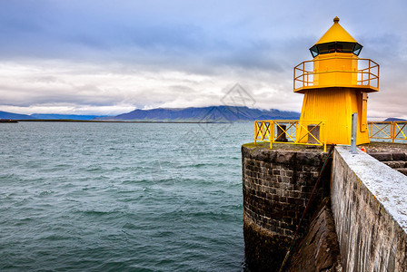 冰岛雷克雅未克港入口处的灯塔图片