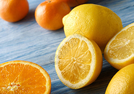 蓝色木桌上的柠檬橙子和橘子图片