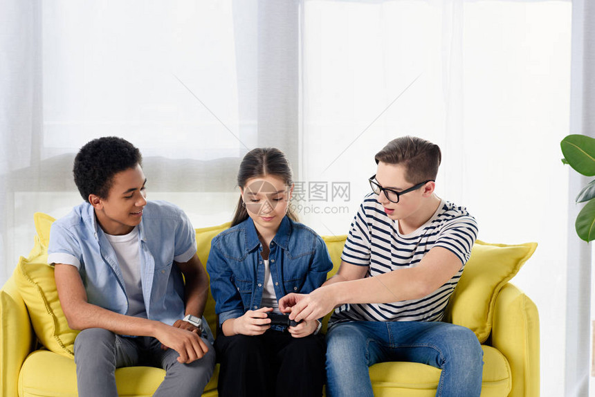 多文化的青少年男孩教朋友如何在家图片