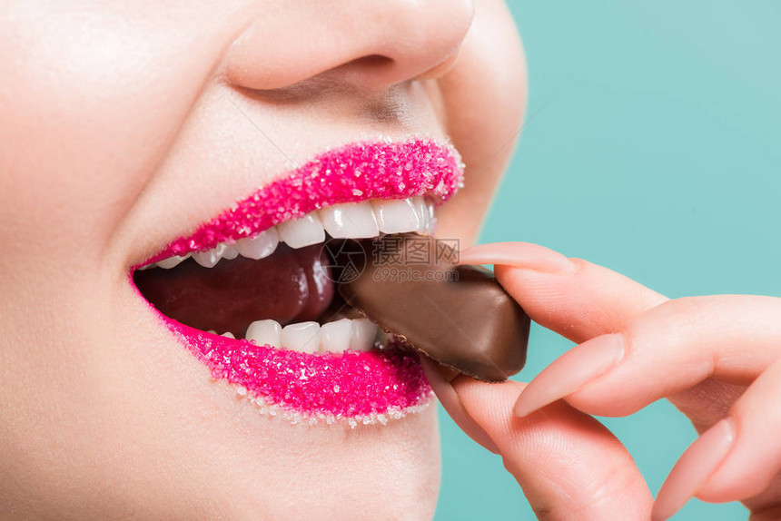 以糖在嘴唇上吃巧克力糖果时图片