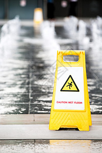 显示警告湿地板警告的标志图片