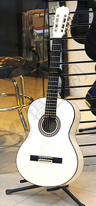 音乐商店中的原声六弦吉他图片