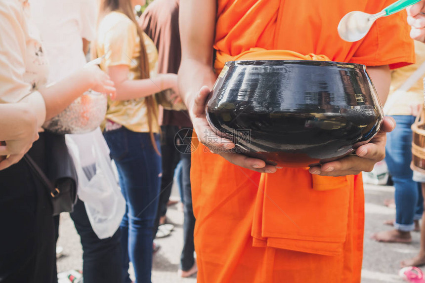 僧人早上步行接受佛教徒的食物