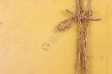 黄色的棕色礼品丝带包裹图片
