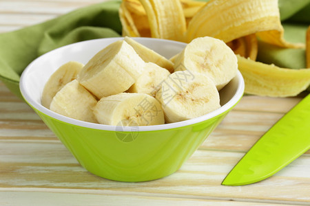 新鲜成熟的香蕉去皮切片图片