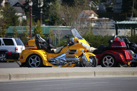公园里色彩鲜艳的三轮摩托车图片