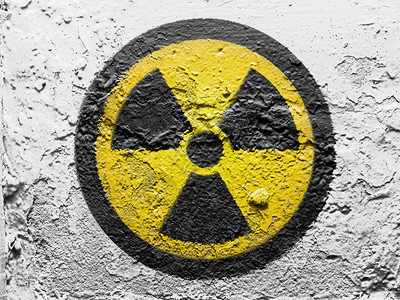 核辐射符号画在grunge墙上图片