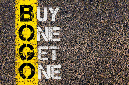 商业首字母缩写词BOGO作为买一送的概念图像写在道路标记背景图片