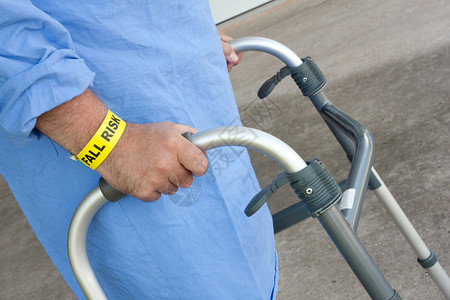 一名戴着跌倒风险手镯的医院病人使用助行器图片