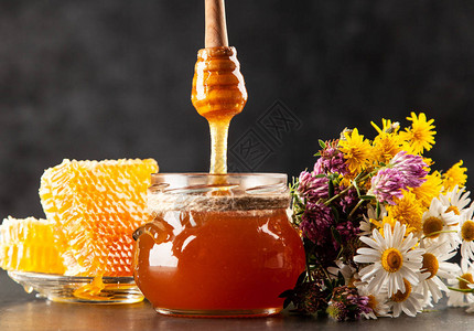 蜂蜜罐和漏蜂蜜的勺子图片