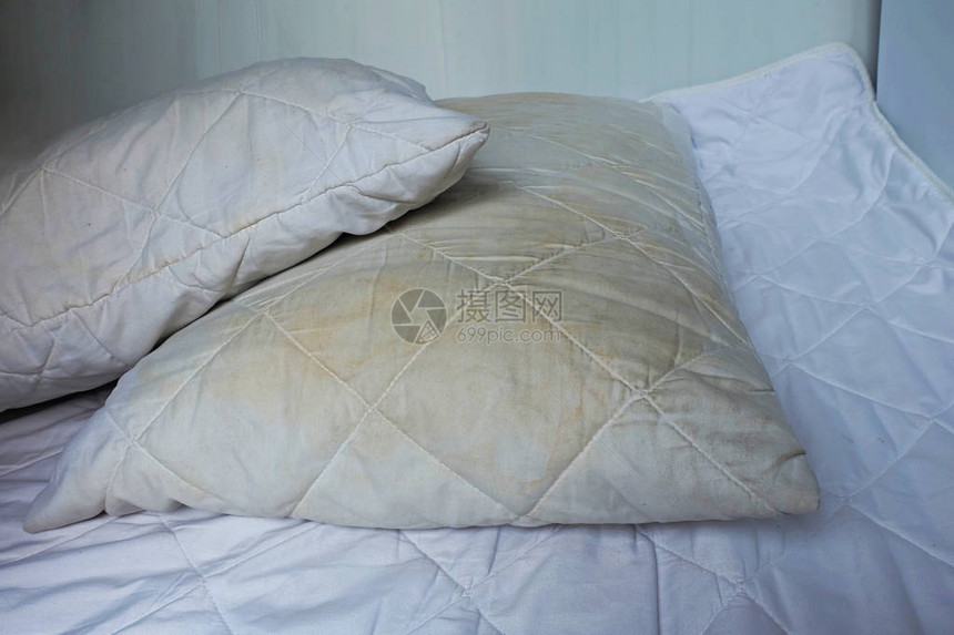 白色床上的脏枕头图片