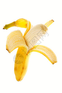 在白色背景下分离的去皮香蕉图片