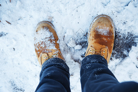 雪地里的冬鞋特写高清图片