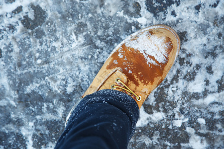 雪地里的冬鞋特写高清图片