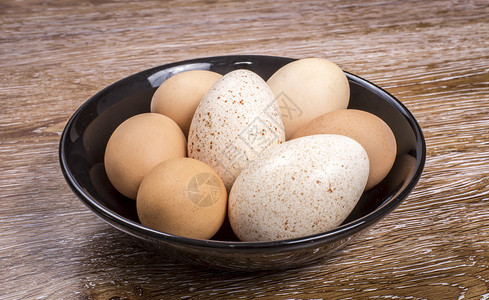 土耳其和鸡蛋在一个盘子上的鸡蛋图片