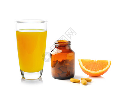 白色背景中含有维生素c片的橙色水果图片