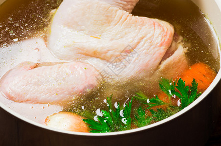 平底锅里的半只鸡配蔬菜汤肉汤清汤图片
