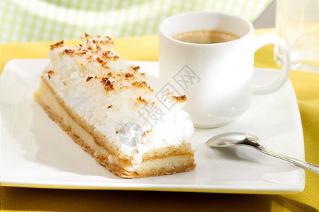 椰子奶油蛋糕在白图片