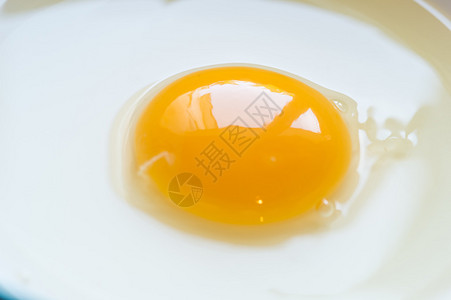 碗里的生黄蛋黄图片